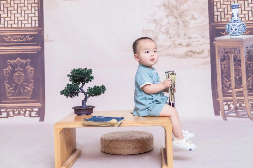 贵港女宝宝换尿布